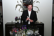 Axel Dreher stellt Wein- und Wasser gerne auch selbst vor (Foto. Martin Schmitz)